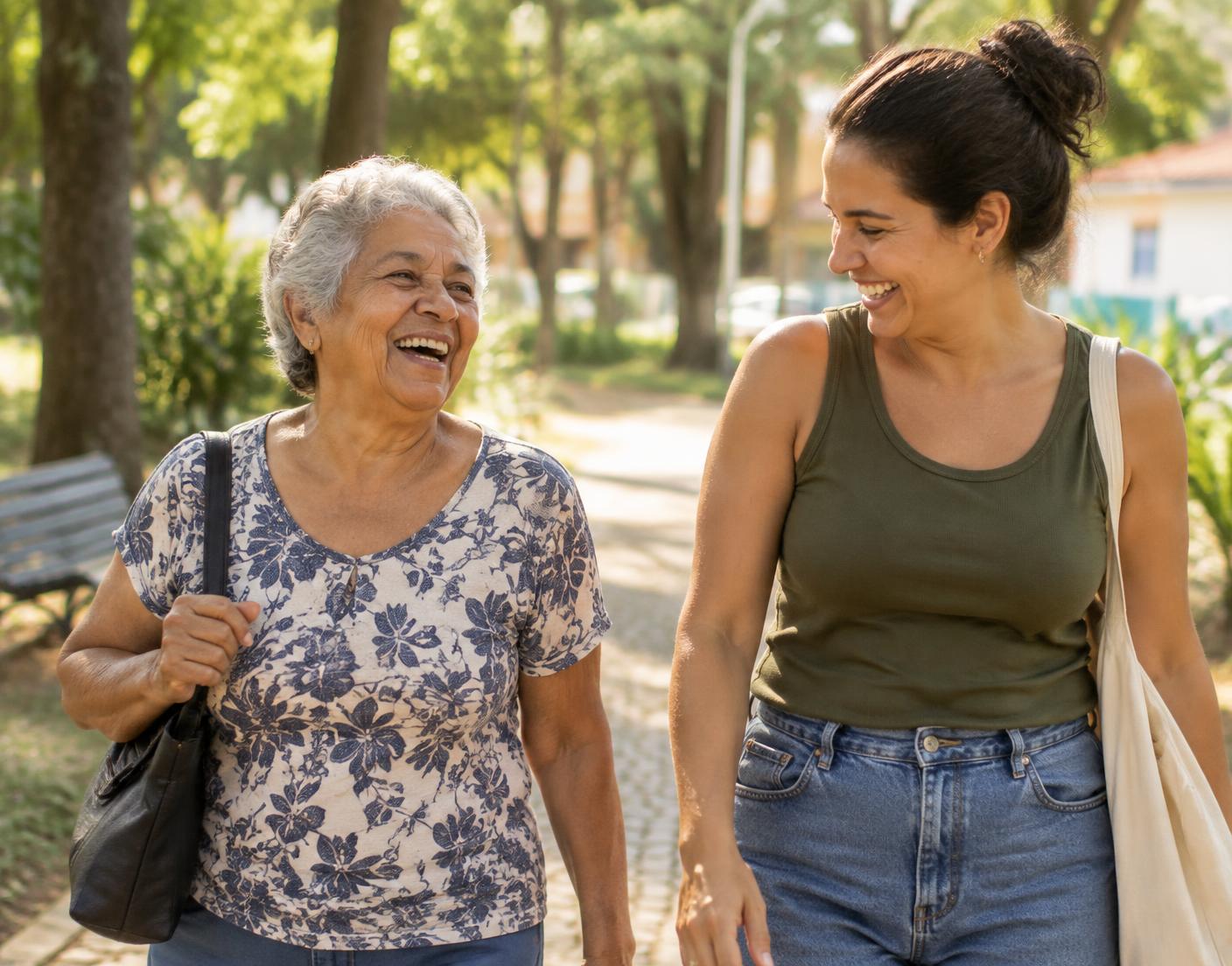 Senhora caminhando e conversando com sua Companheira em um parque